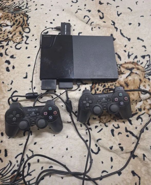Playstation 2 com 2 controles, mais memory card de 8 MB mais adaptador HDMI com cabo