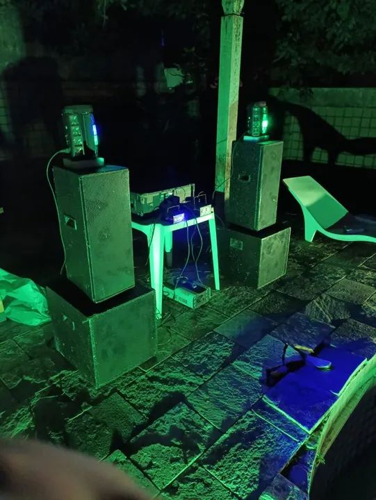 DJ, som e iluminação 