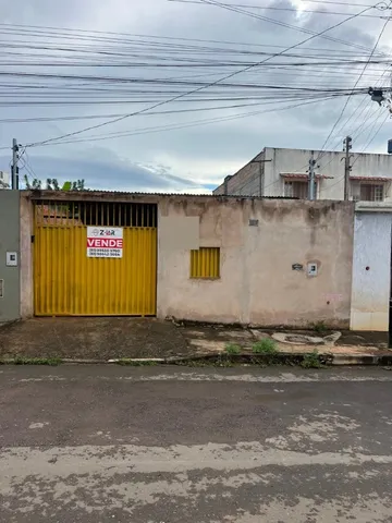 Lote medindo 370m² em ótima localização com 2 kits no fundo
