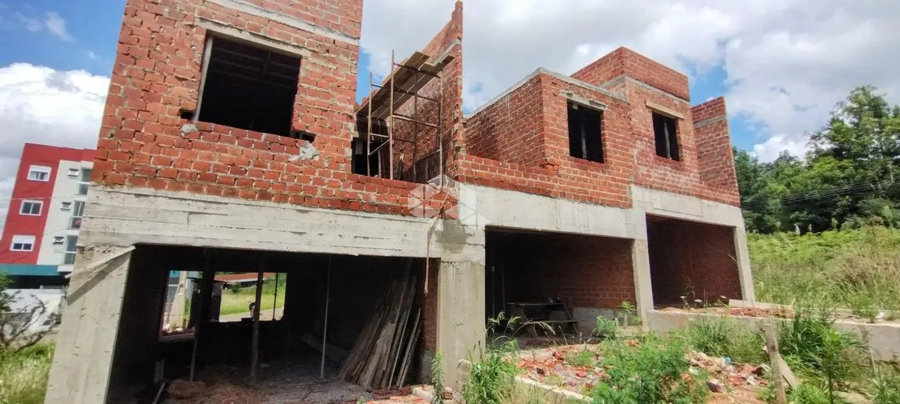 SOBRADO EM CONSTRUÇÃO COM 3 DORMITÓRIOS SENDO 1 SUÍTE NO BAIRRO COLINA SORRISO EM CAXIAS D