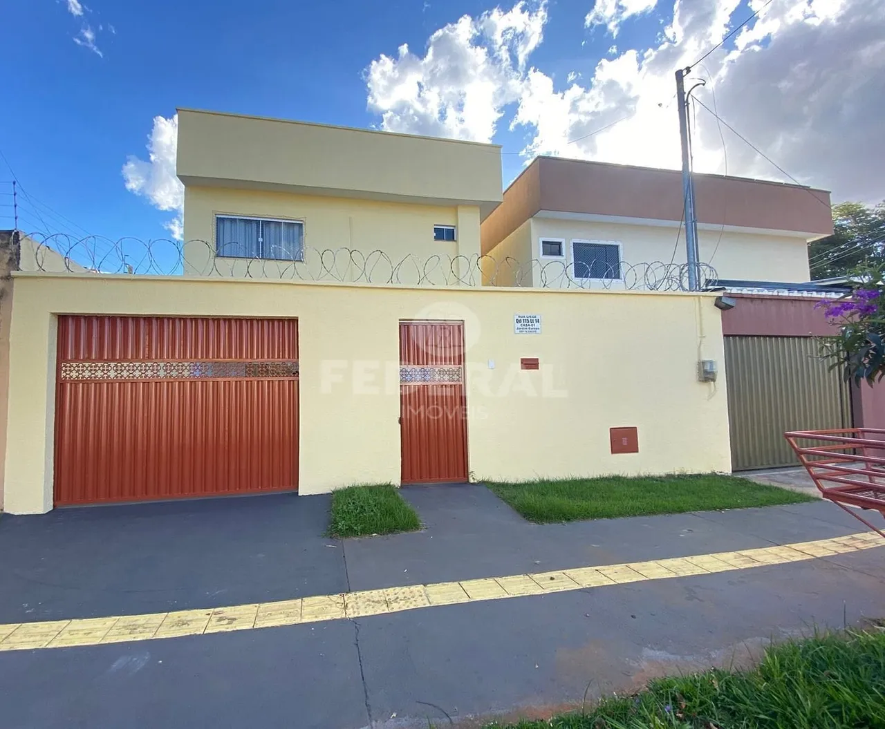 Excelente Localização - Sobrado com 03 quartos, sendo 01 suite, 02 quartos com ar condicio