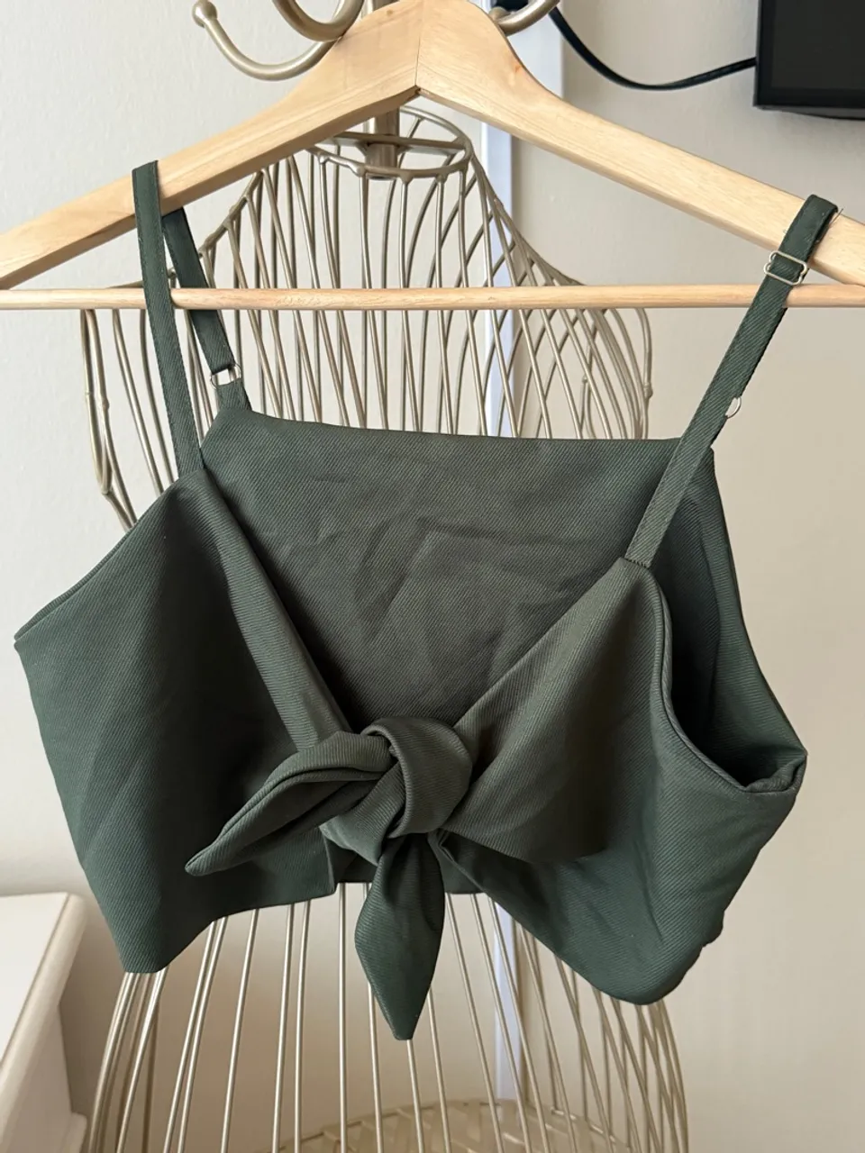 Top Verde com Nó Frontal - Elegância e Estilo