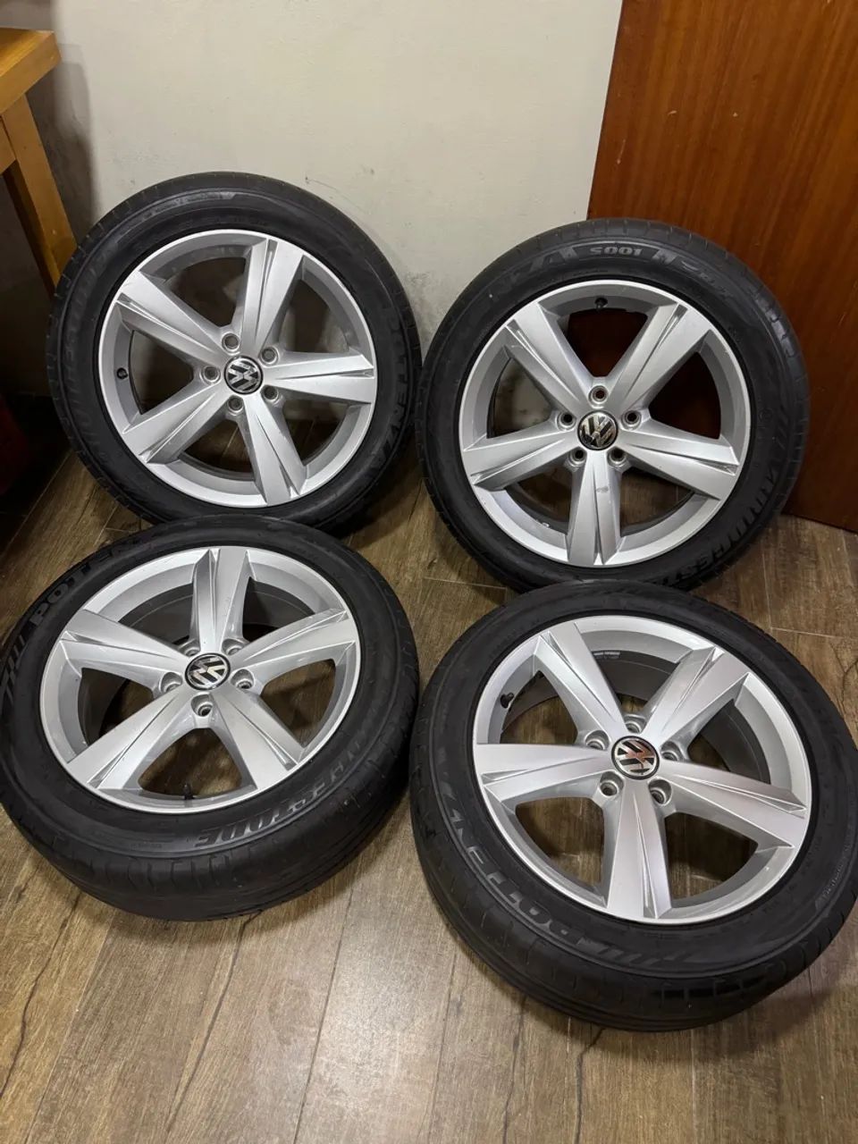 Jogo Rodas VW original Fusca tsi aro 17+ Pneus