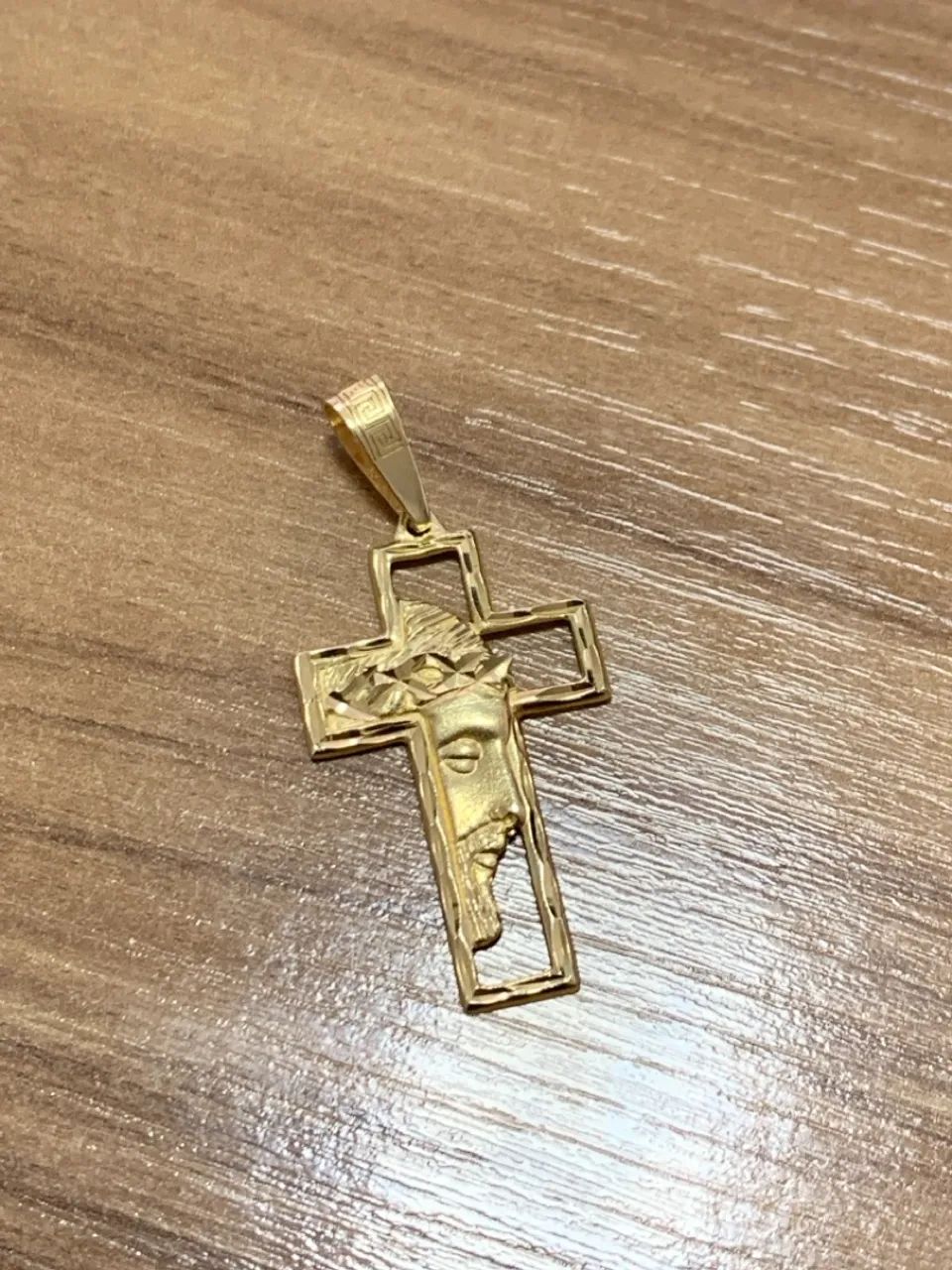 Pingente Cruz de Ouro com Cristo 18K - Foto 2