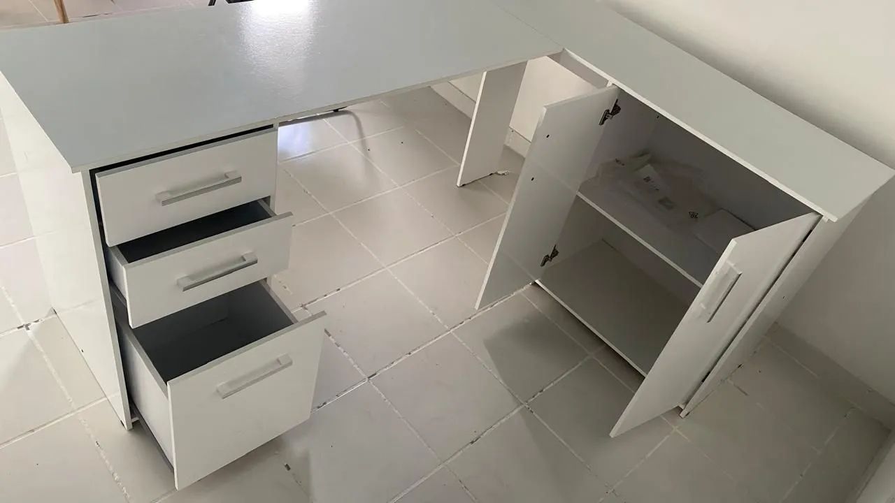 Mesa de escritório em L com gavetas - Foto 3