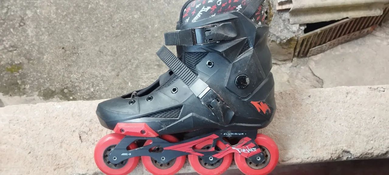 Patins Inline Revolt - Tamanho 40 - Preto e Vermelho