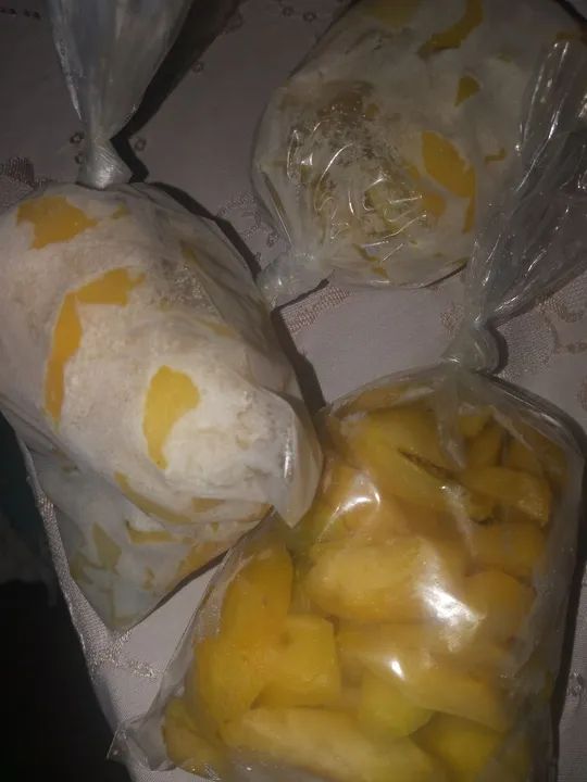 Cajá cortado e descascado