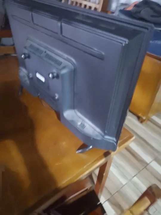 Vendo TV Philco 32 polegada nova não e esmarte 800 reais troco por geladeira do meu intere - Foto 3