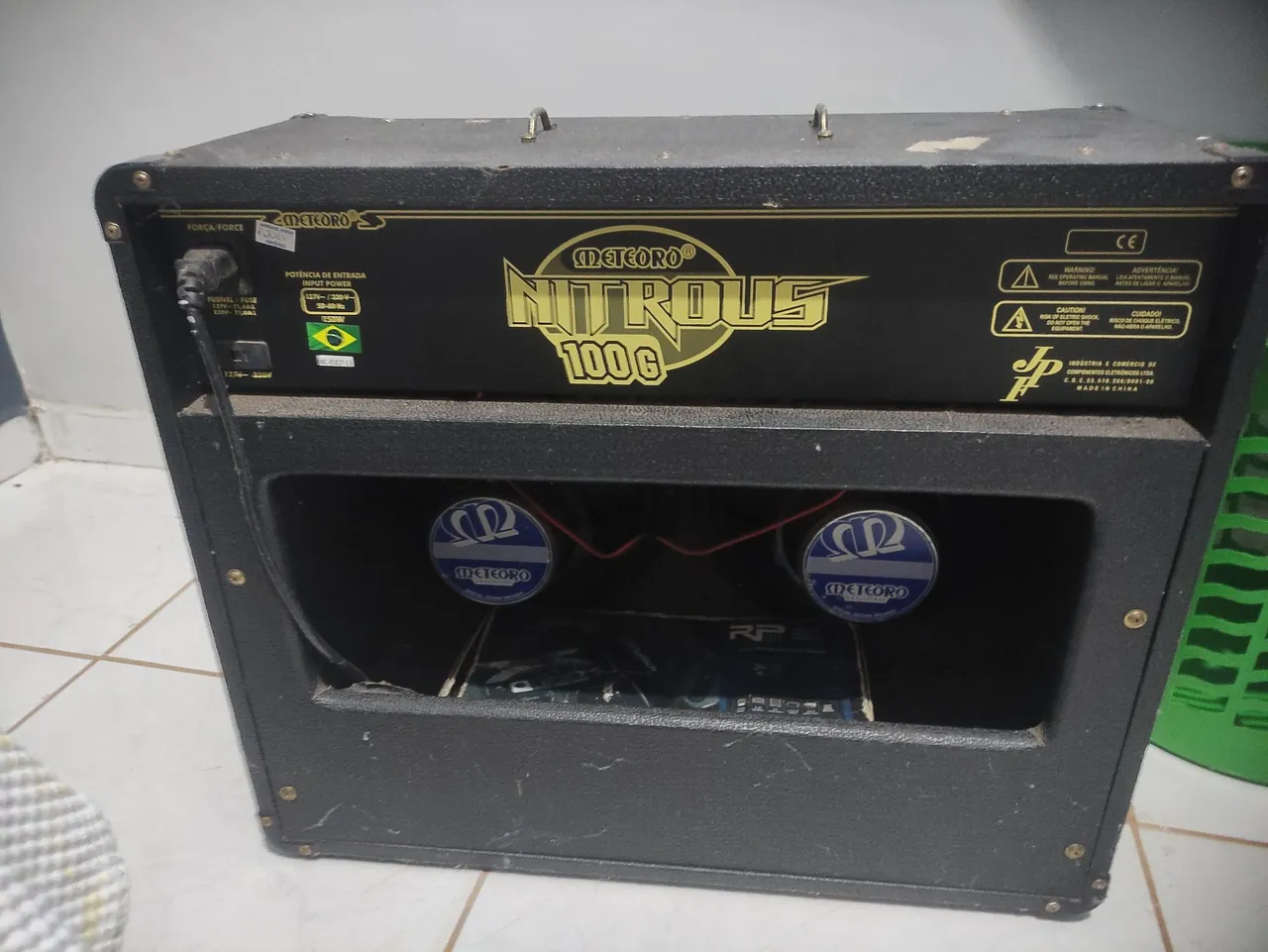 Amplificador Meteoro Nitrous 210g e guitarra Eagle 102