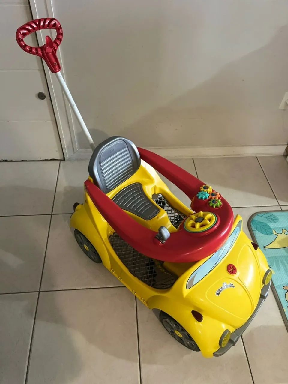 Carrinho (fusca) de criança para passeio.