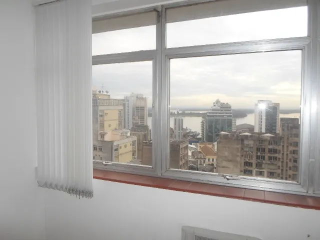 Lindas salas comerciais, no centro de Porto Alegre com vistas