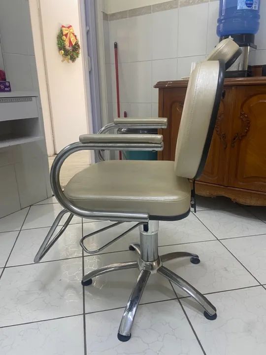 Cadeira de Barbeiro - Estofada e Ajustável - Foto 3