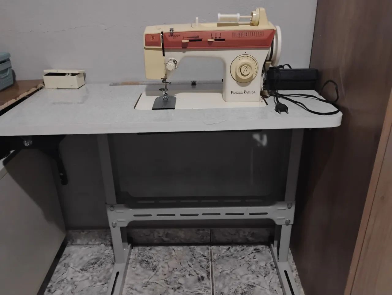 Máquina de costura com mesa 64673230572546121