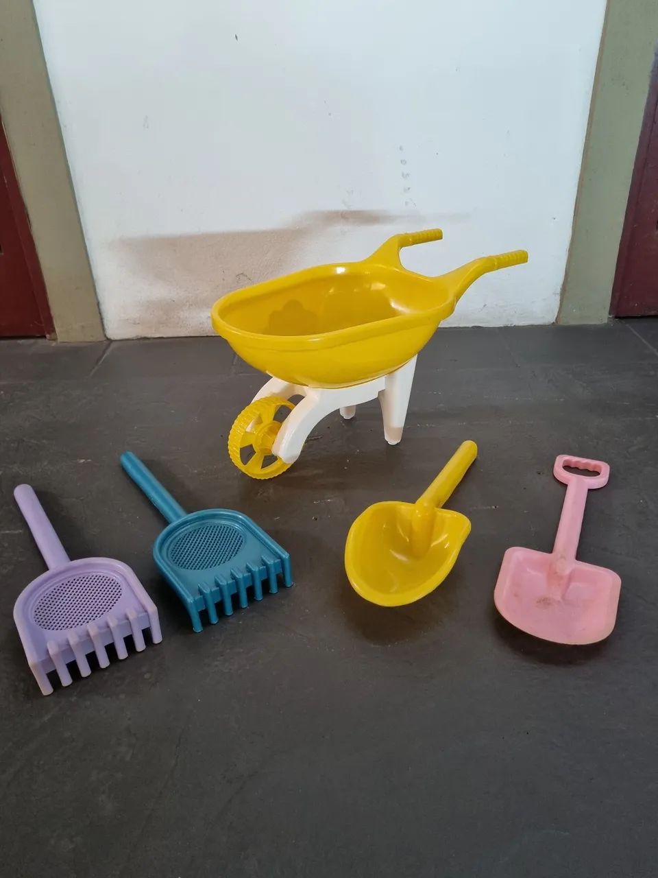 Carrinho de mão infantil, com pá e rastelo