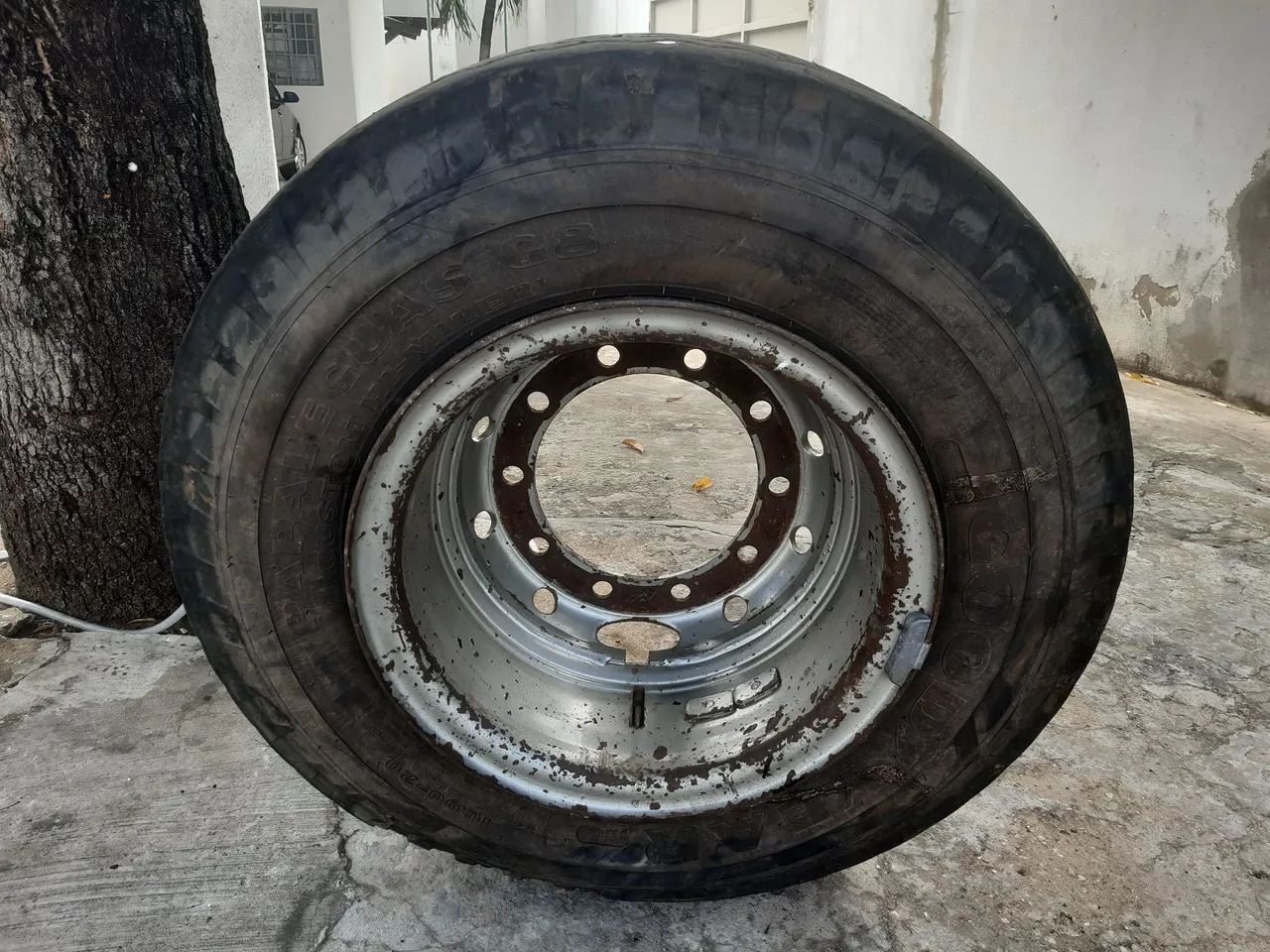 Pneus goodyear 1000/ 20 em bom estado