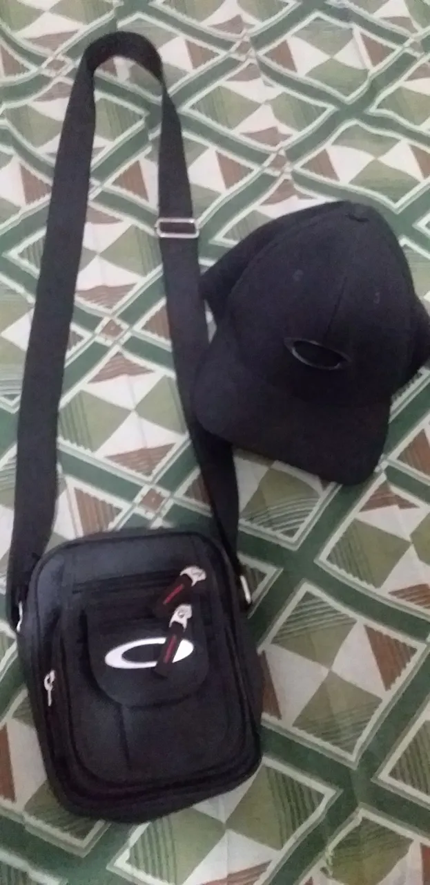 Bolsa de ombro Oakley e boné