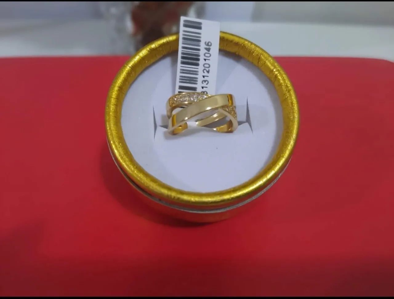 Anel Dourado Sofisticado com Detalhes