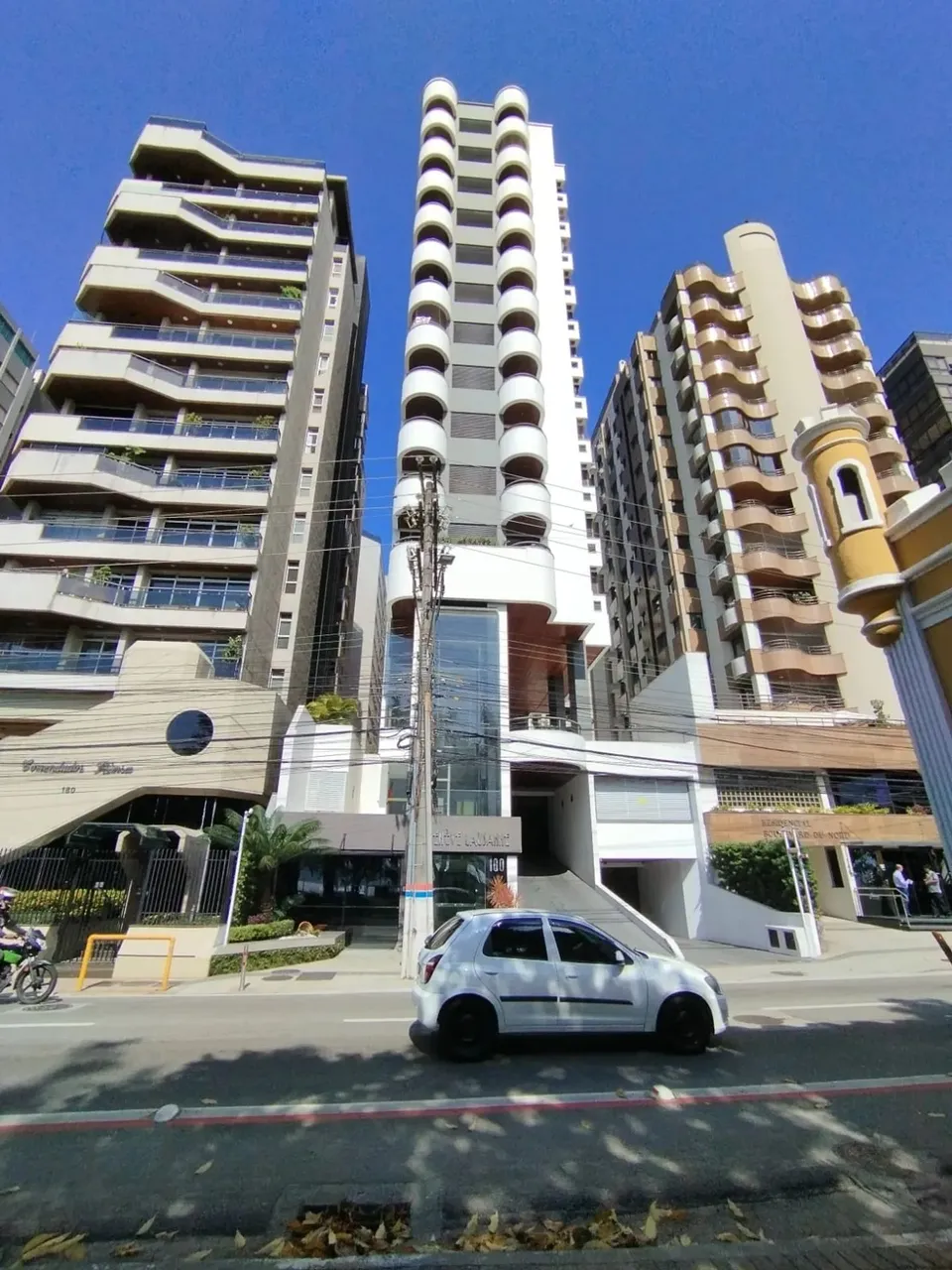 Apartamento mobiliado | Condomínio de frente para Beira Mar | Próximo ao Shoppin