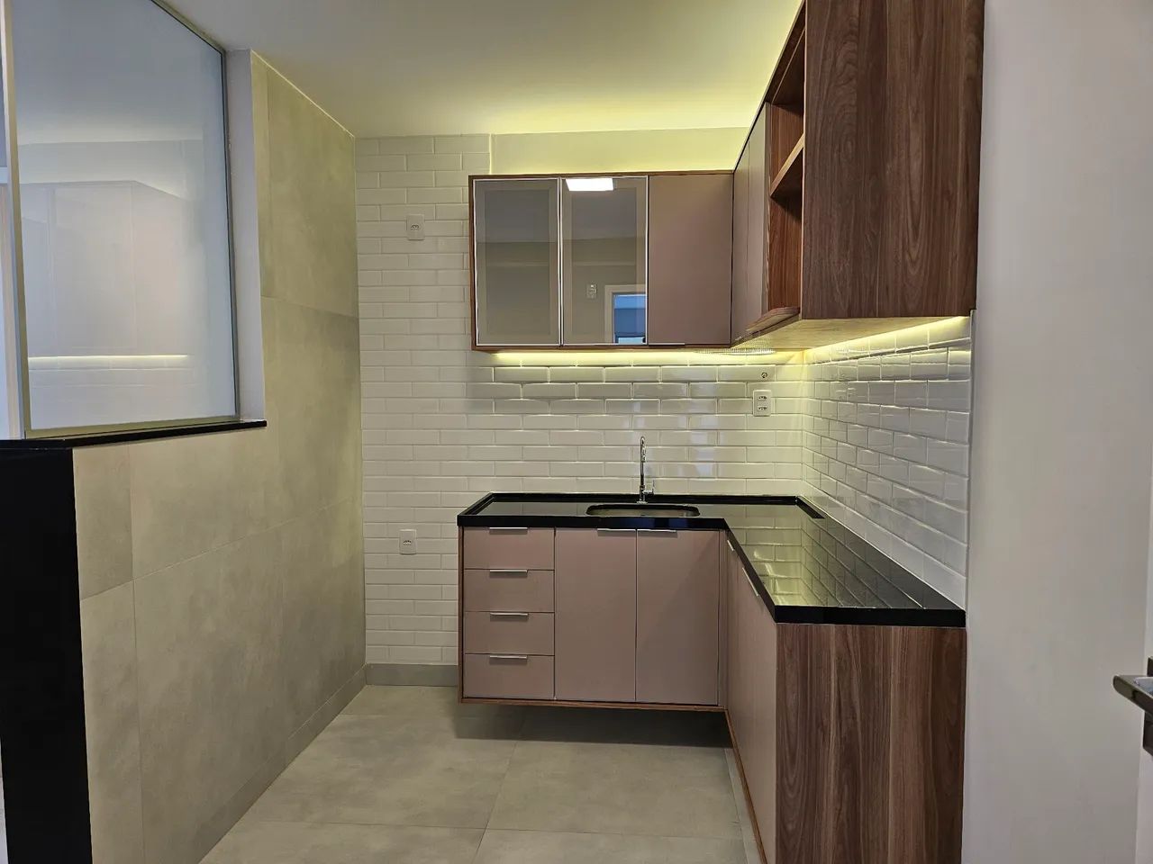 Lindo 2 quartos, 2 banheiros, elevador, varanda, sol da manhã, completamente reformado - Foto 9