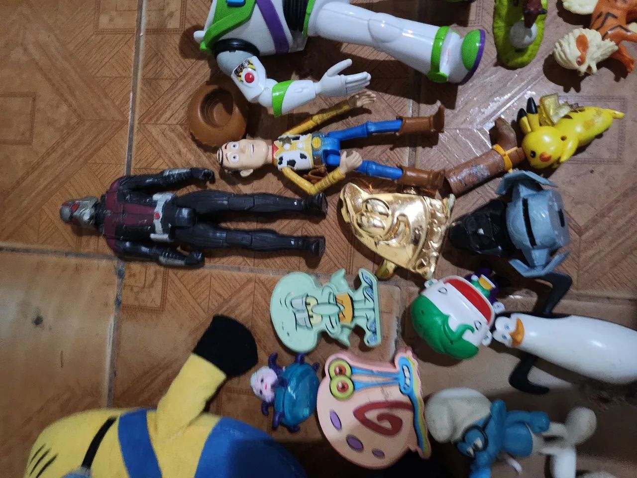 Vendo brinquedos por 150 pois tenho buzz lightyer raro e woody tambem a maioria novo - Foto 3