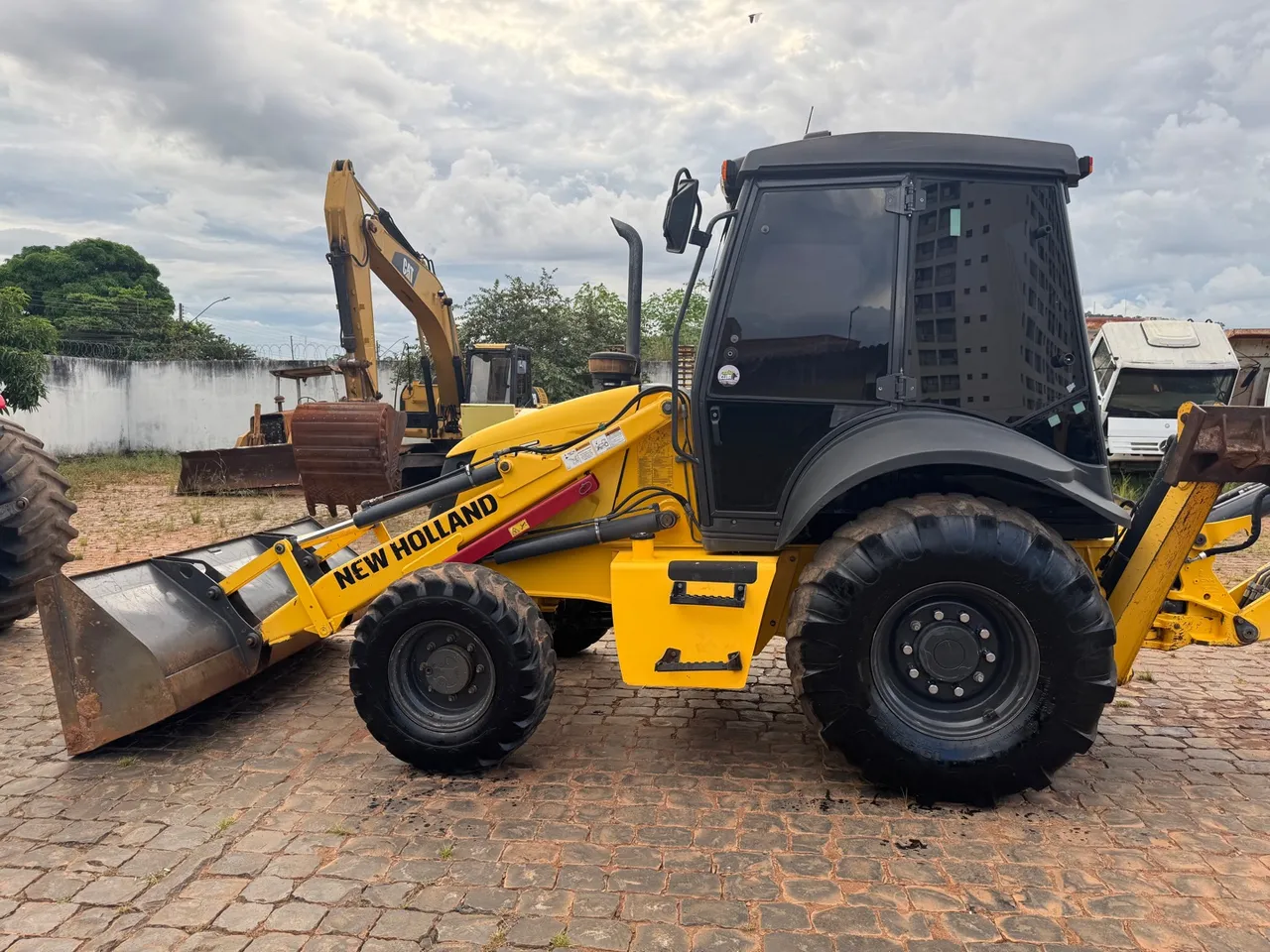Retroescavadeira New Holand B95B ano 2022