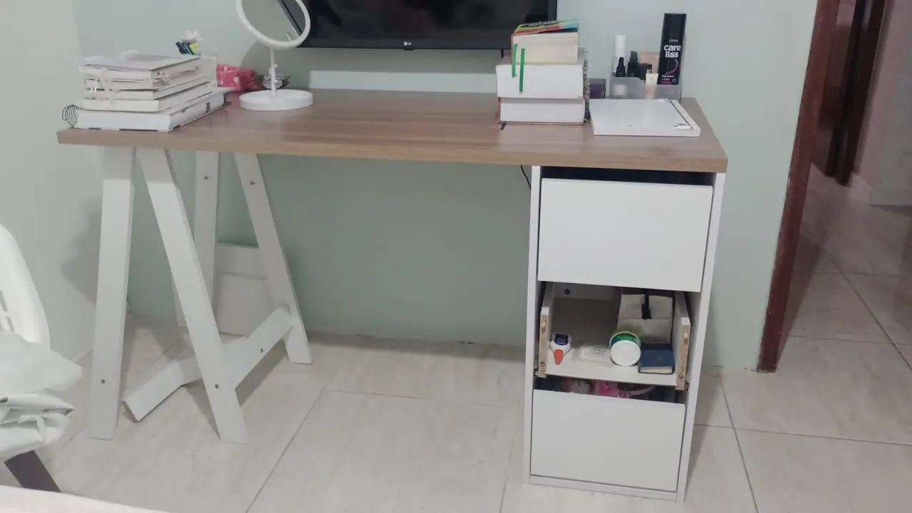 Escrivaninha branca com gaveta e prateleiras
