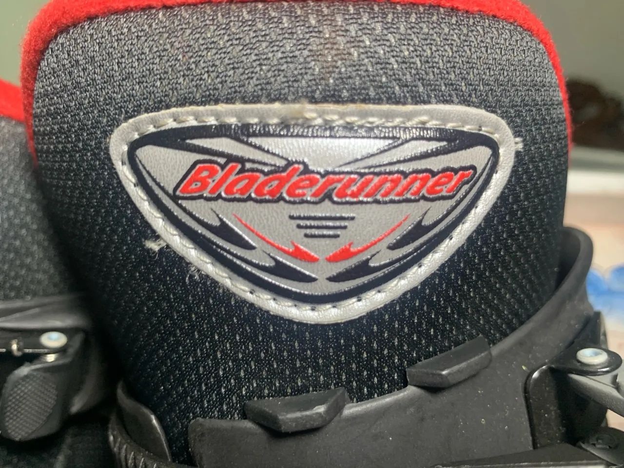 Patins com equipamentos de proteção - Foto 4