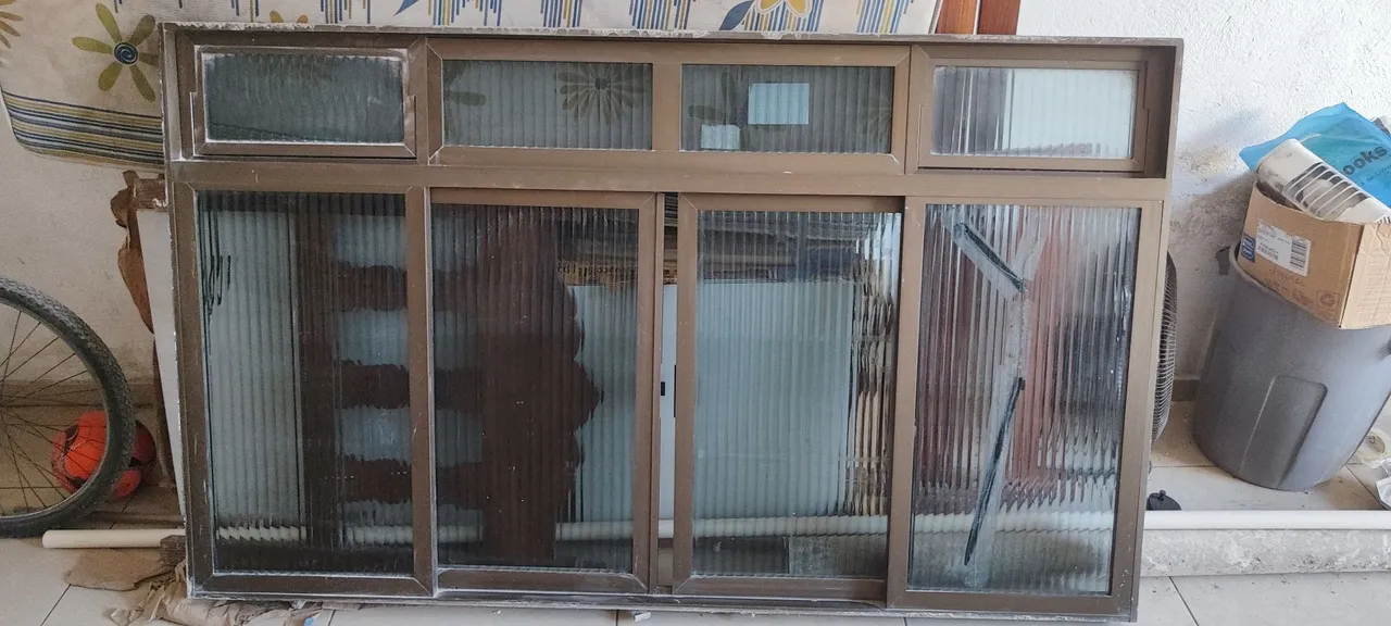 Janela de Alumínio com Vidro Canelado