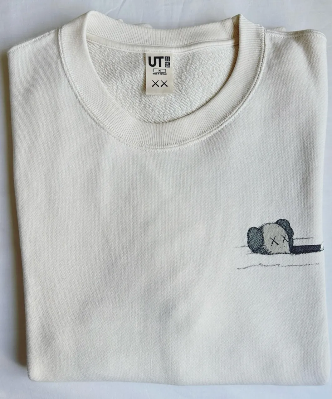 moletom crewneck kaws x uniqlo