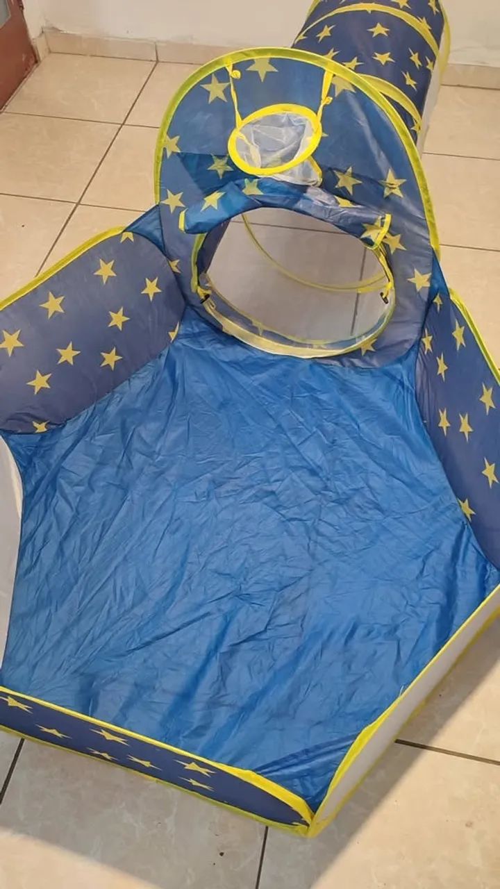 piscina de bolinha com túnel e cesto de basquete
