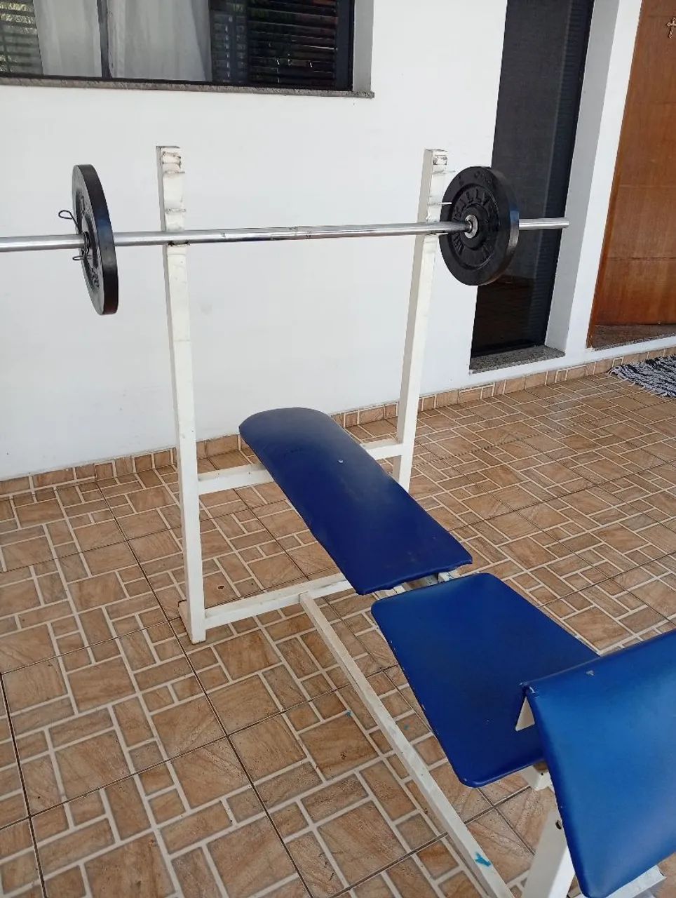 Mesa de supino com barra maciça com 20 Kilo de anilhas(600 reais )