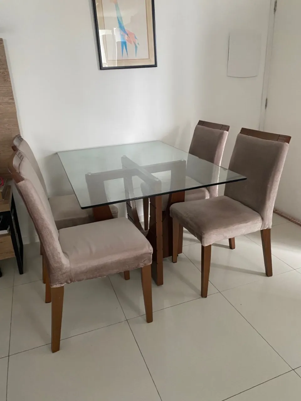 Mesa de jantar com tampo de vidro e 4 cadeiras