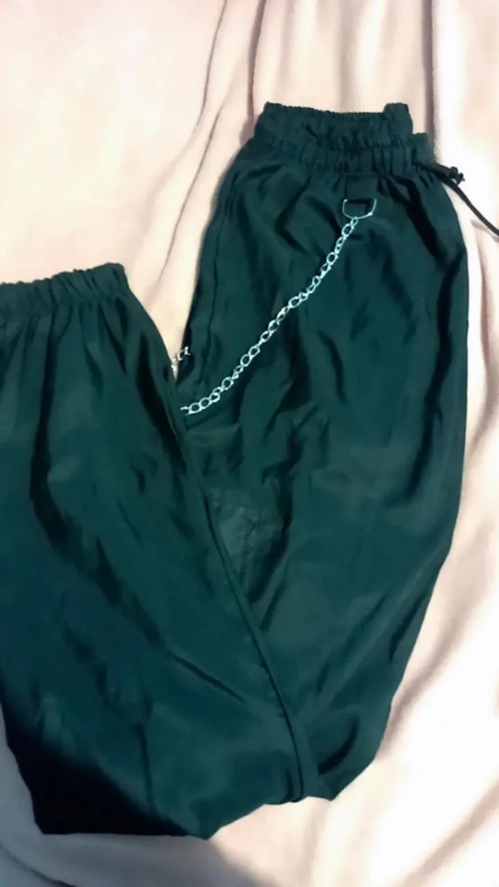 Calça preta com Corrente - Estilo e Conforto