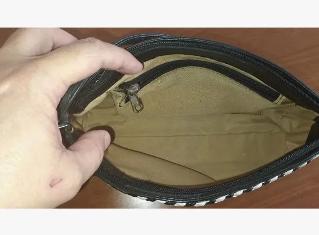 Bolsa Baguette Preta Com Debrum Preto E Branco  - Foto 4