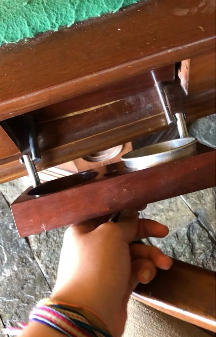 Mesa de madeira com tampo verde - Foto 4