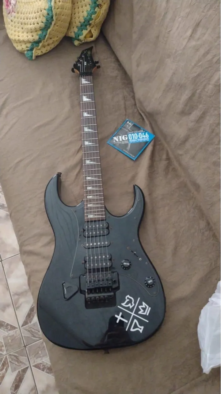 Guitarra Elétrica Preta com Design Exclusivo + pedaleira Zoom G5 + amplificador