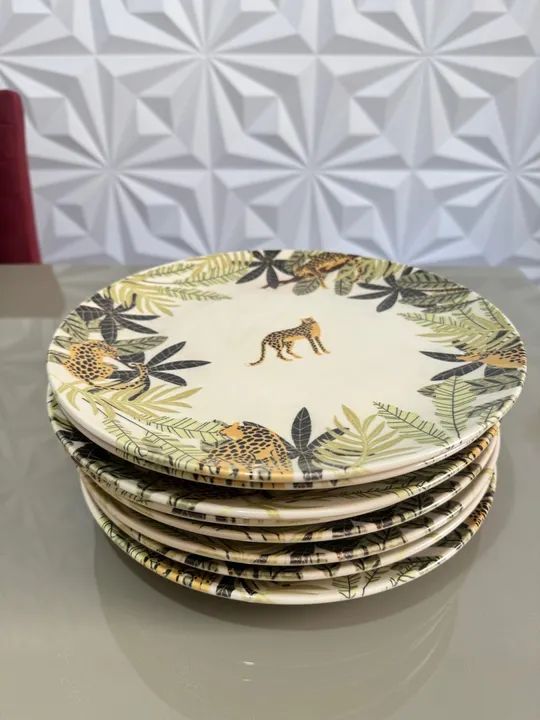 Jogo de pratos com estampa de onça
