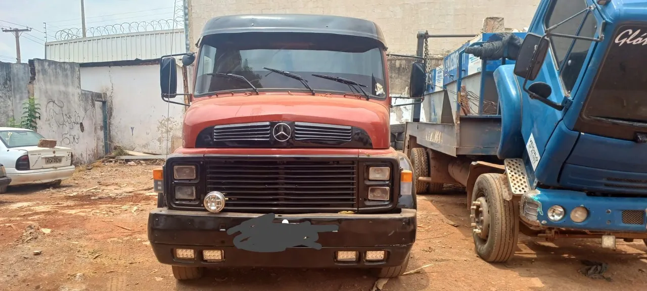 Caminhão 13/13 ano 82 vende se ou troca se por retroescavadeira valor 90 mil