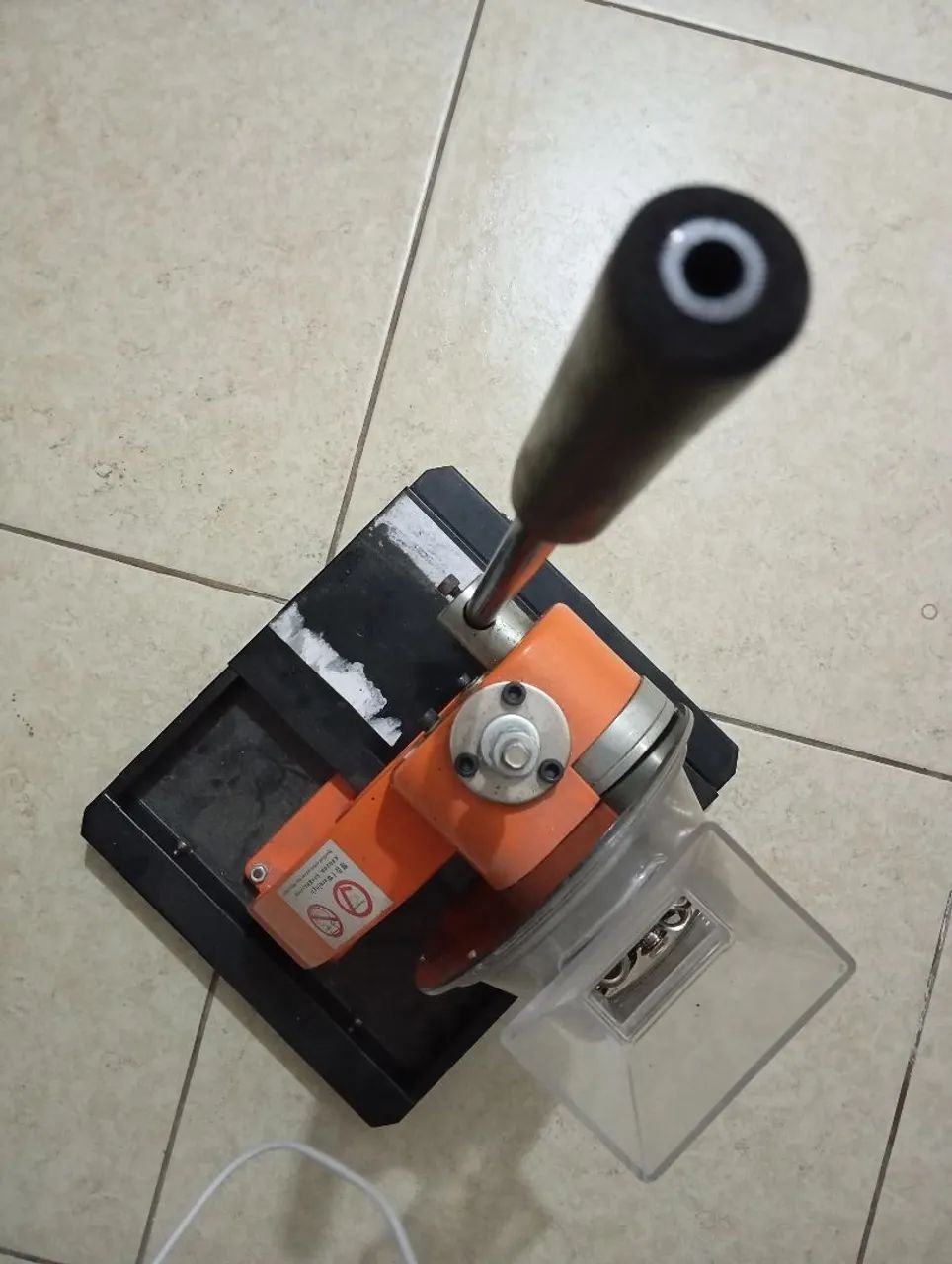 Máquina semi automática de ilhós para lonas e letreiros 