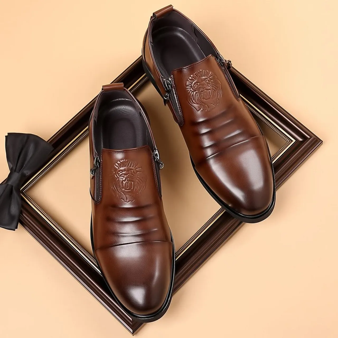 Sapatos sociais masculinos de couro marrom