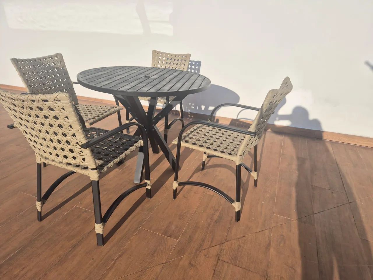 Conjunto de mesa e cadeiras para área externa