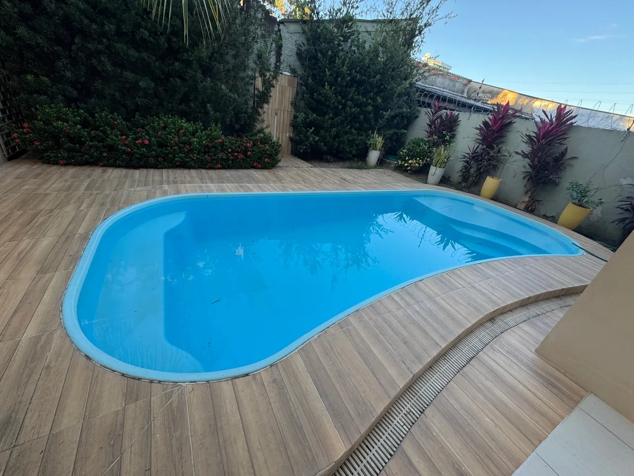 Piscina semi nova 7x3 em área externa, perfeita para relaxar!