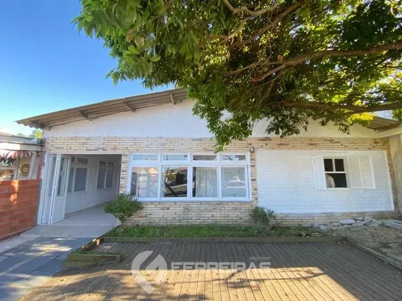 Locação Anual em Tramandaí Casa Ampla com Potencial Residencial ou Comercial na Av. Emanc