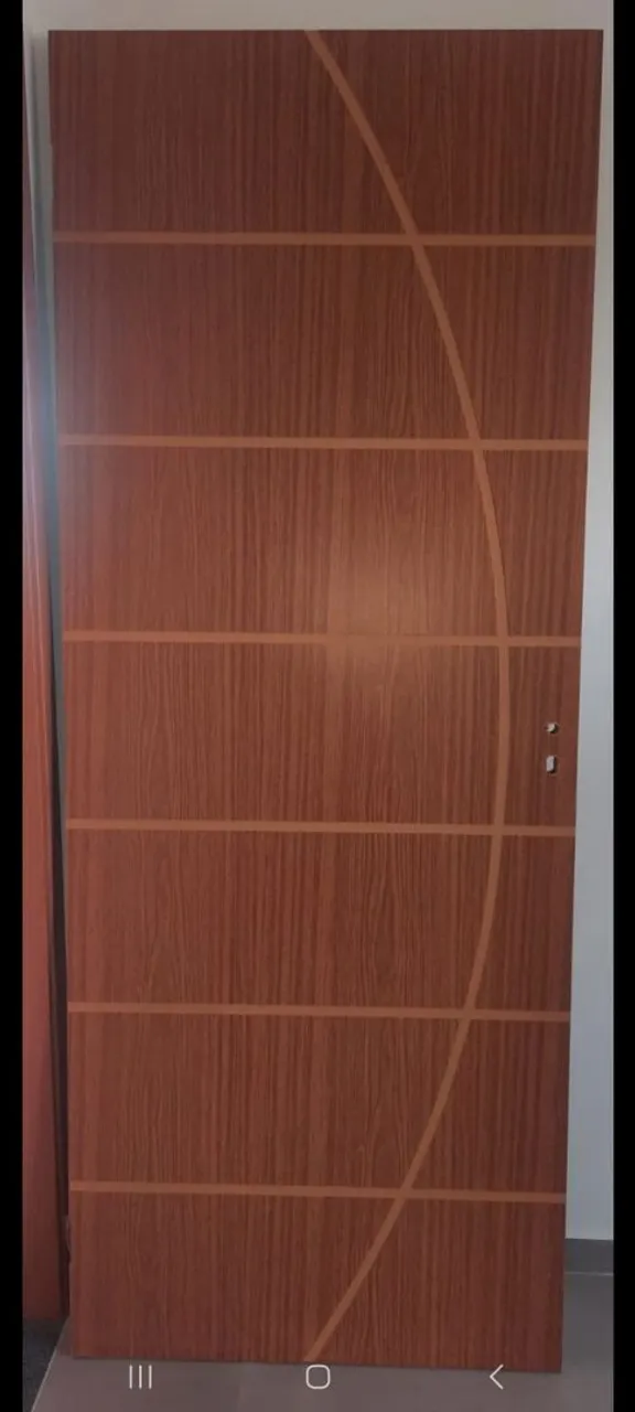 Porta de Madeira com Design Moderno