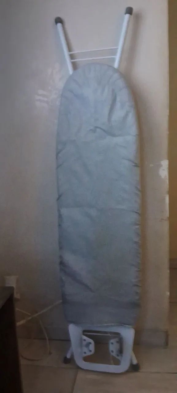 Tábua de passar roupa de ferro.64706782178305120