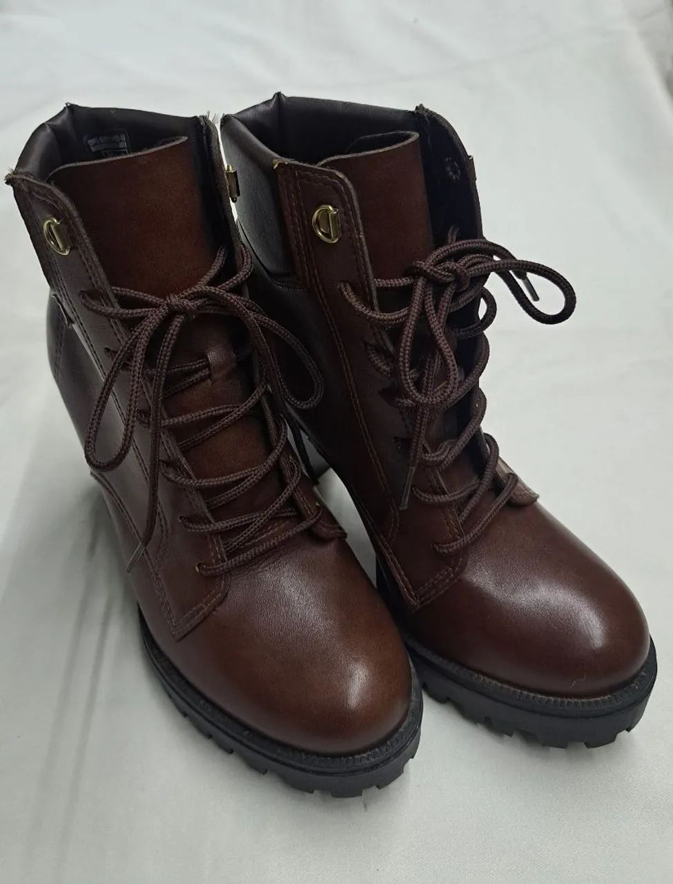 Botas Femininas de Couro Marrom - Conforto e Estilo