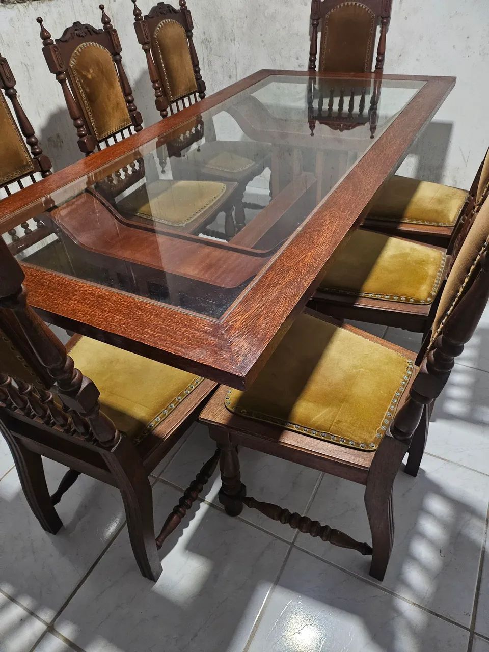 Vendo conjunto de mesa com 8 cadeiras antigo - Foto 2