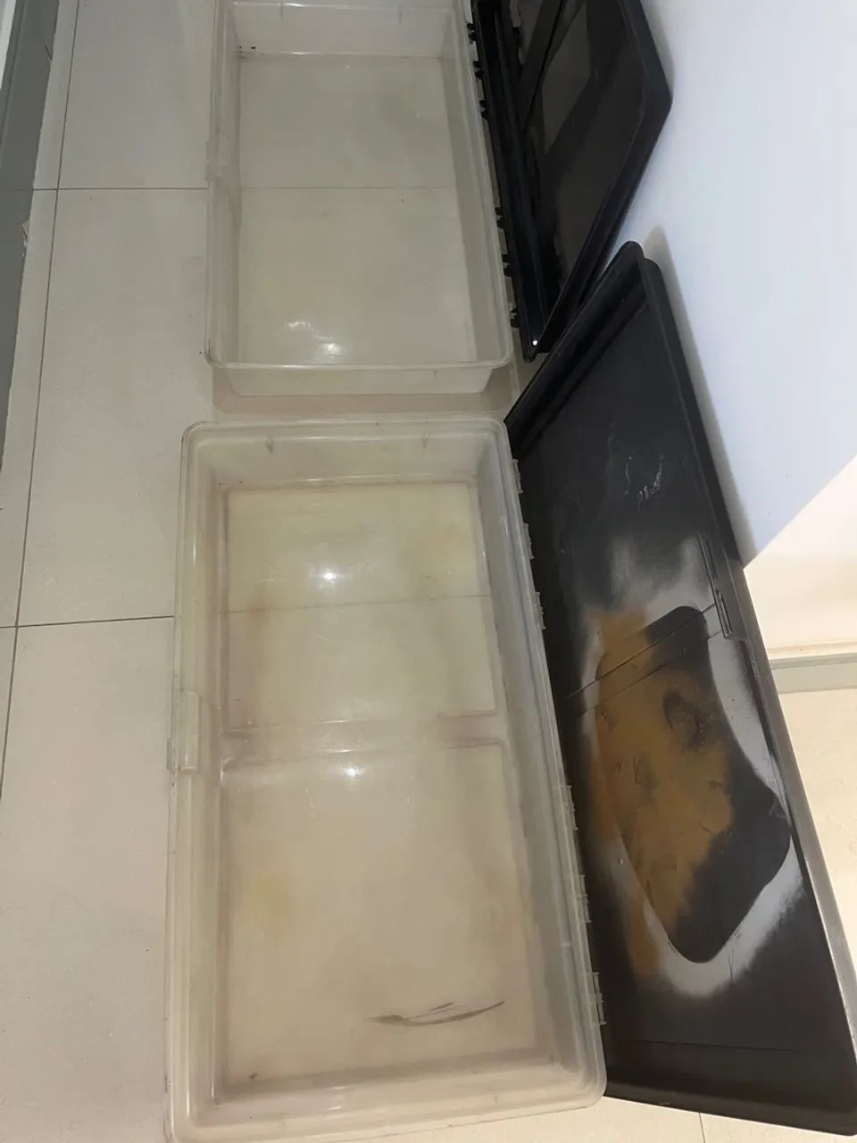 02 caixas plásticas grandes debaixo cama - Foto 3
