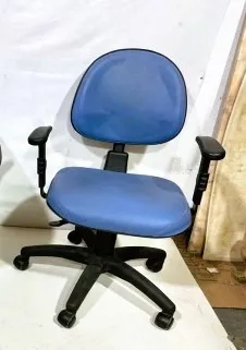 Cadeira Escritório Executiva Ergonômica com braços assento e encosto sintético regulagem,