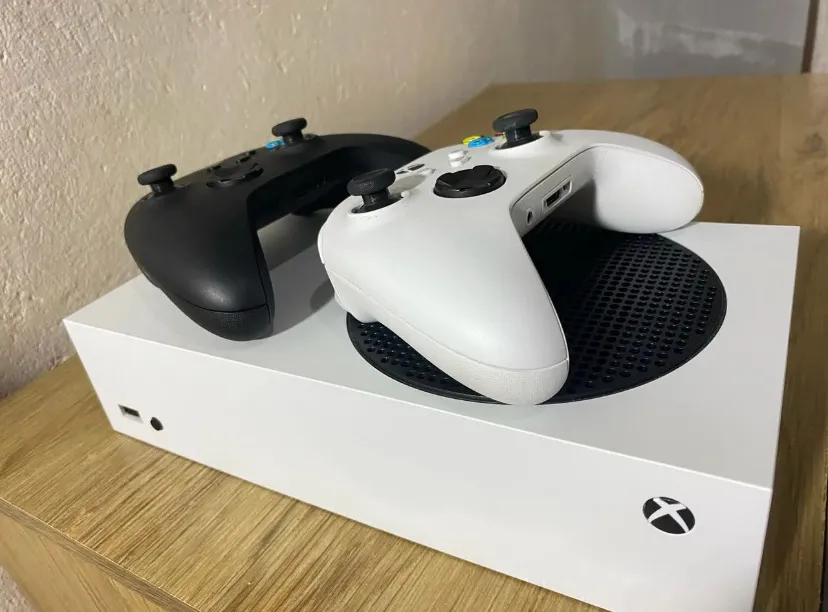 Xbox Series S com 2 Controles